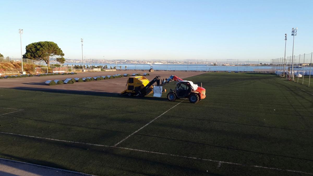 Desmontandjo campo de fútbol en Portugal. Cespeval