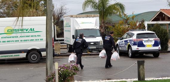 Policia Local de Paterna recogiendo los guantes de látex donados por Cespeval