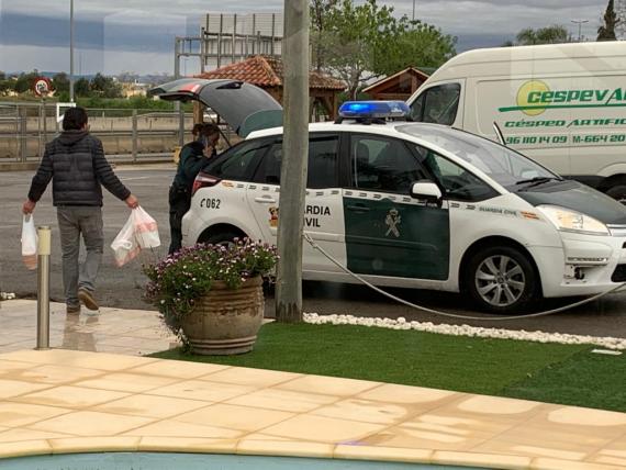 Guardia Civil de La Pobla de Vallbona recogiendo los guantes de látex donados por Cespeval